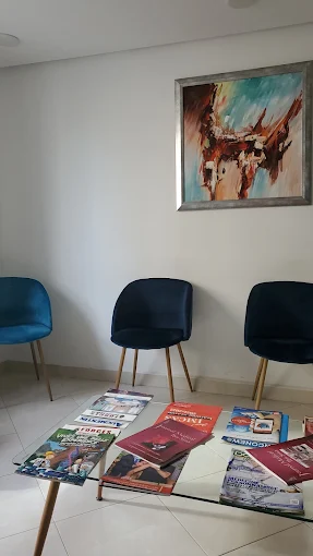 Espace d'attente avec documentation à disposition