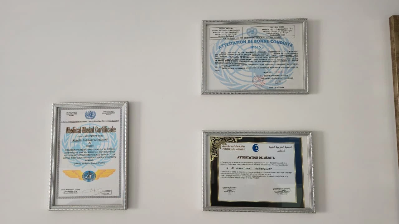 Diplômes et certificats encadrés affichés au cabinet