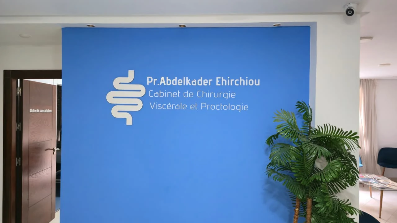 Enseigne du cabinet du Pr Ehirchiou sur un mur bleu