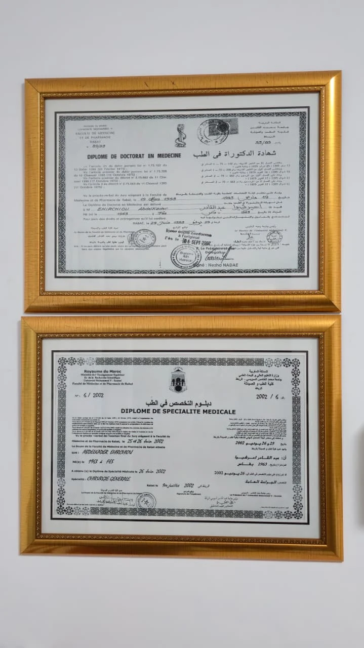 Deux diplômes encadrés dans des cadres dorés