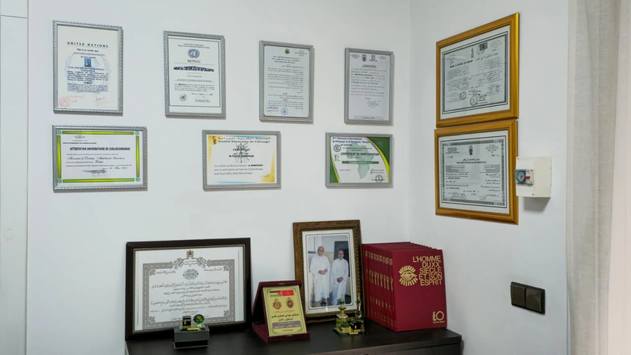 Mur de diplômes et de distinctions du cabinet